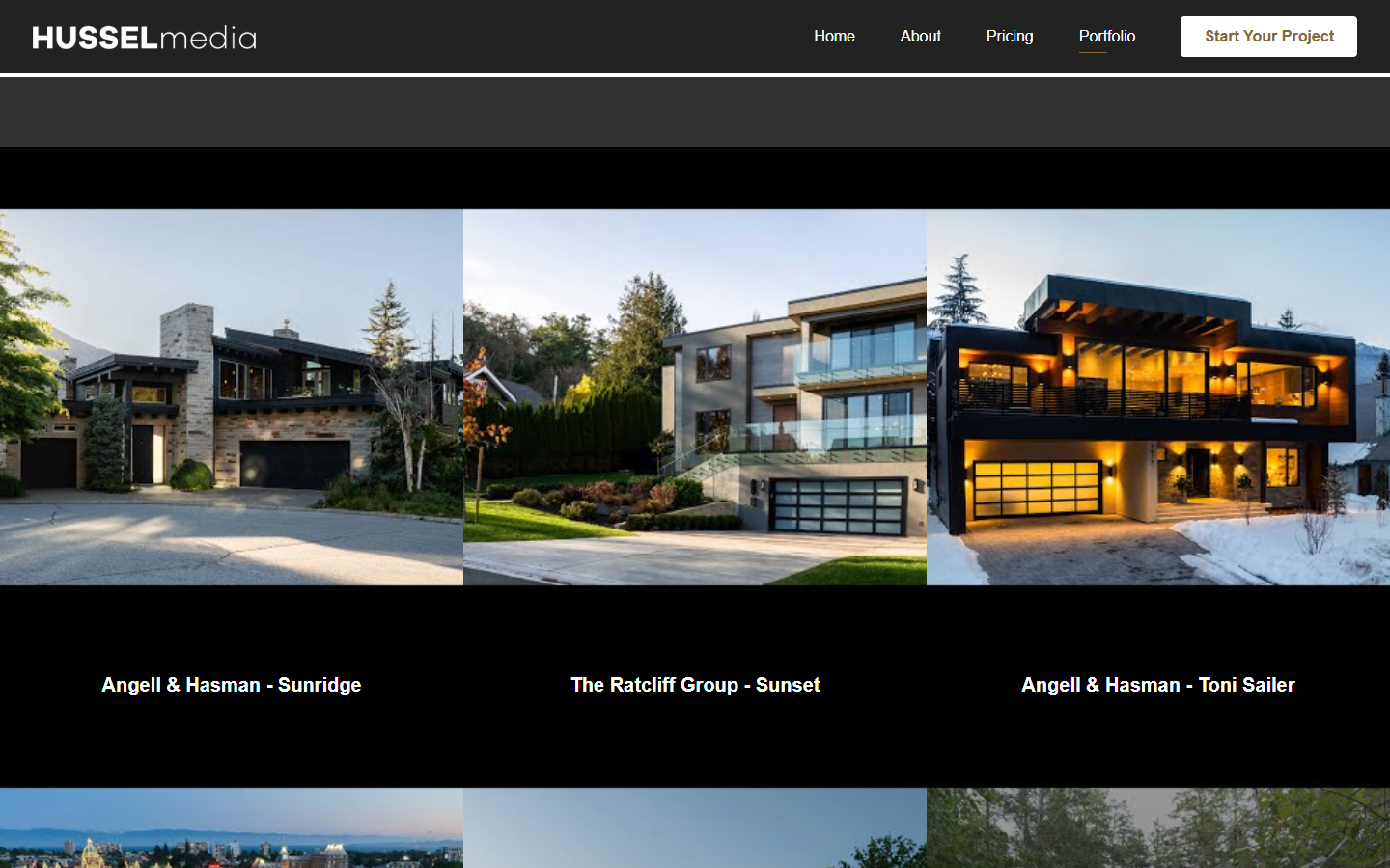 Сторінка Portfolio — grid з 12 luxury-обʼєктів: Angell & Hasman - Sunridge (двоповерховий маєток на пагорбі), The Ratcliff Group - Sunset (модерн з басейном), Angell & Hasman - Toni Sailer (вечірній кадр маєтку з підсвіткою інтерʼєра). Кожна картка — full-bleed фото з overlay-назвою <Агенція> - <Обʼєкт>