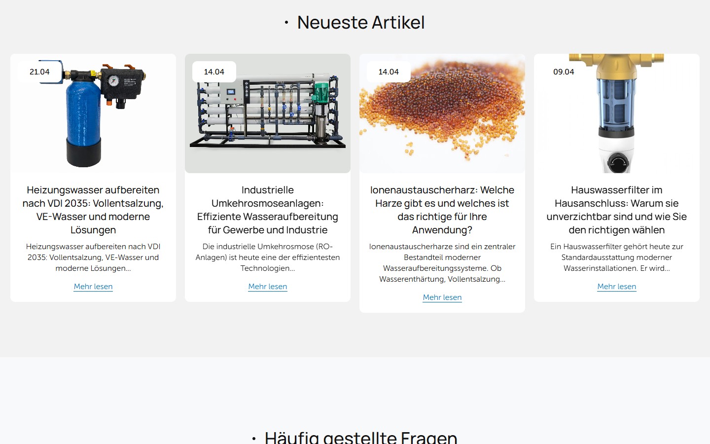 Блог-слайдер «Neueste Artikel» — 4 видимі картки з product/process-фото, синіми date-badges (21.04, 14.04, 09.04), H4 повними заголовками і CTA «Mehr lesen»