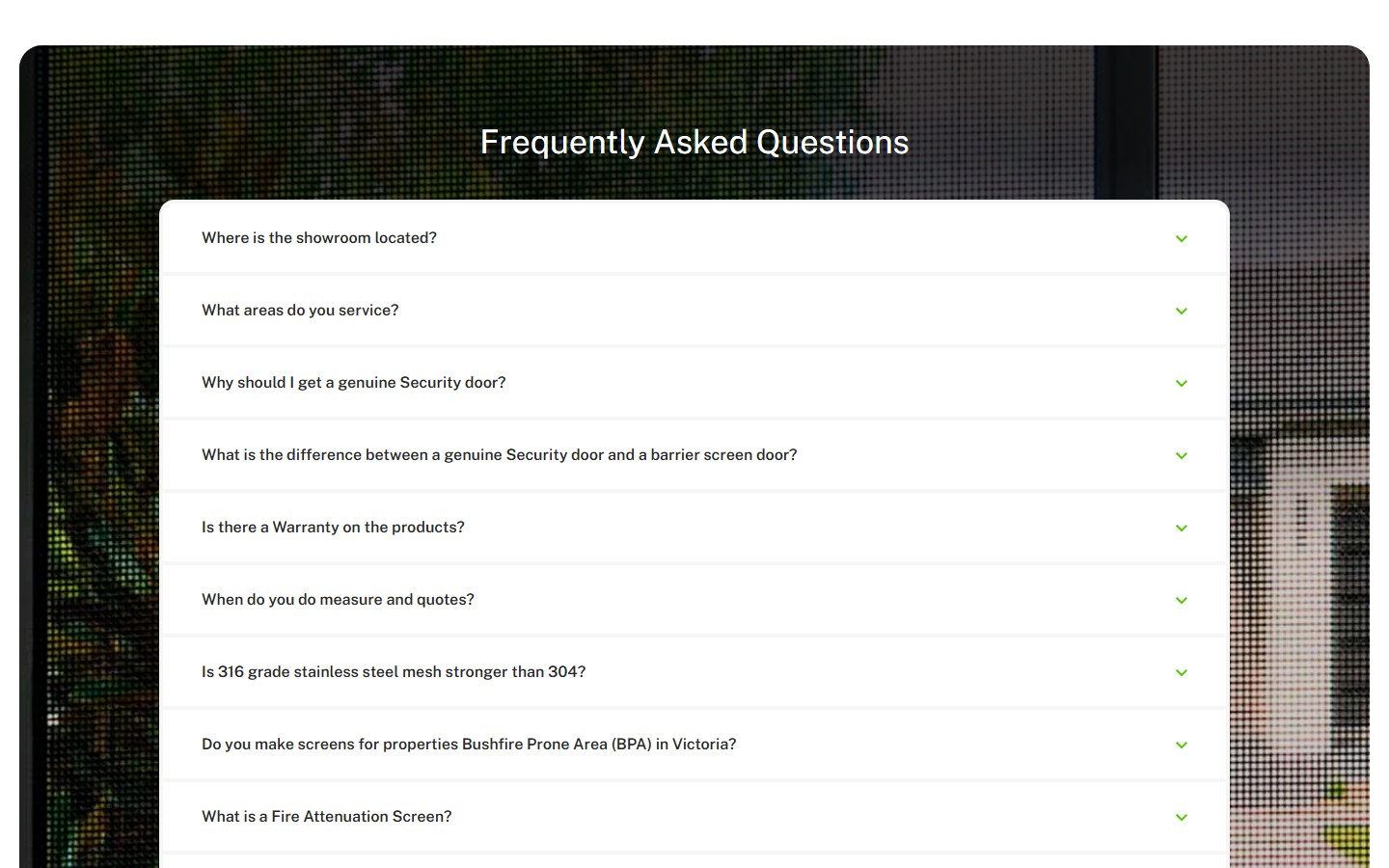 Frequently Asked Questions: 11 згорнутих питань на фоні макрофото сітки Amplimesh