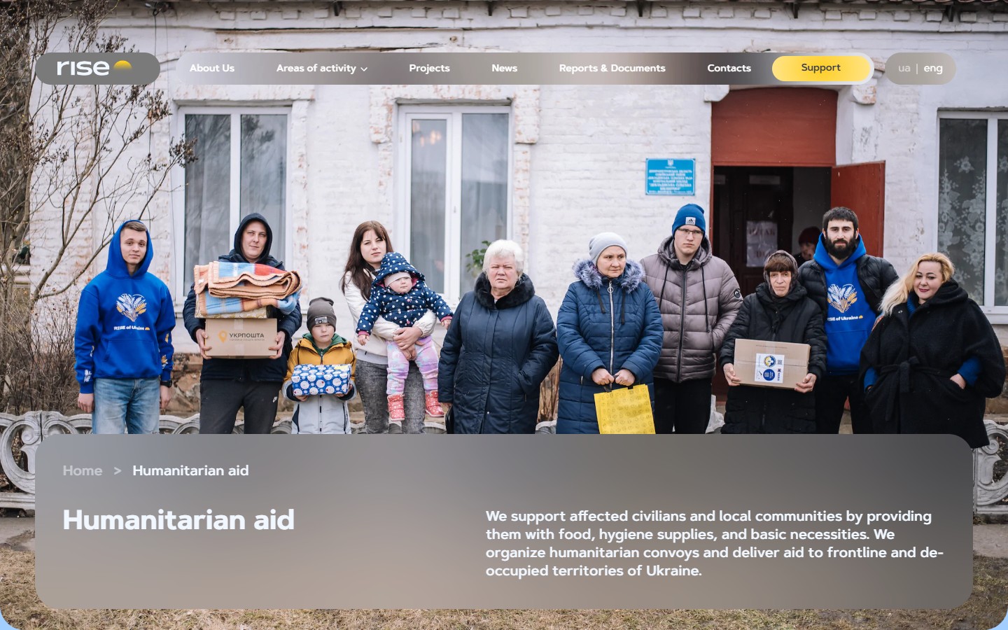 Hero сторінки Humanitarian aid — фото групи бенефіціарів і glass-card з H1